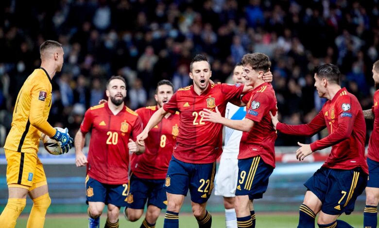 Spain beat Greece to top Group B