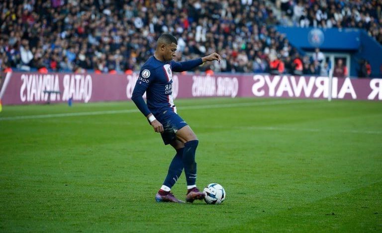 PSG trainer defends Mbappe. "He loves this club".
